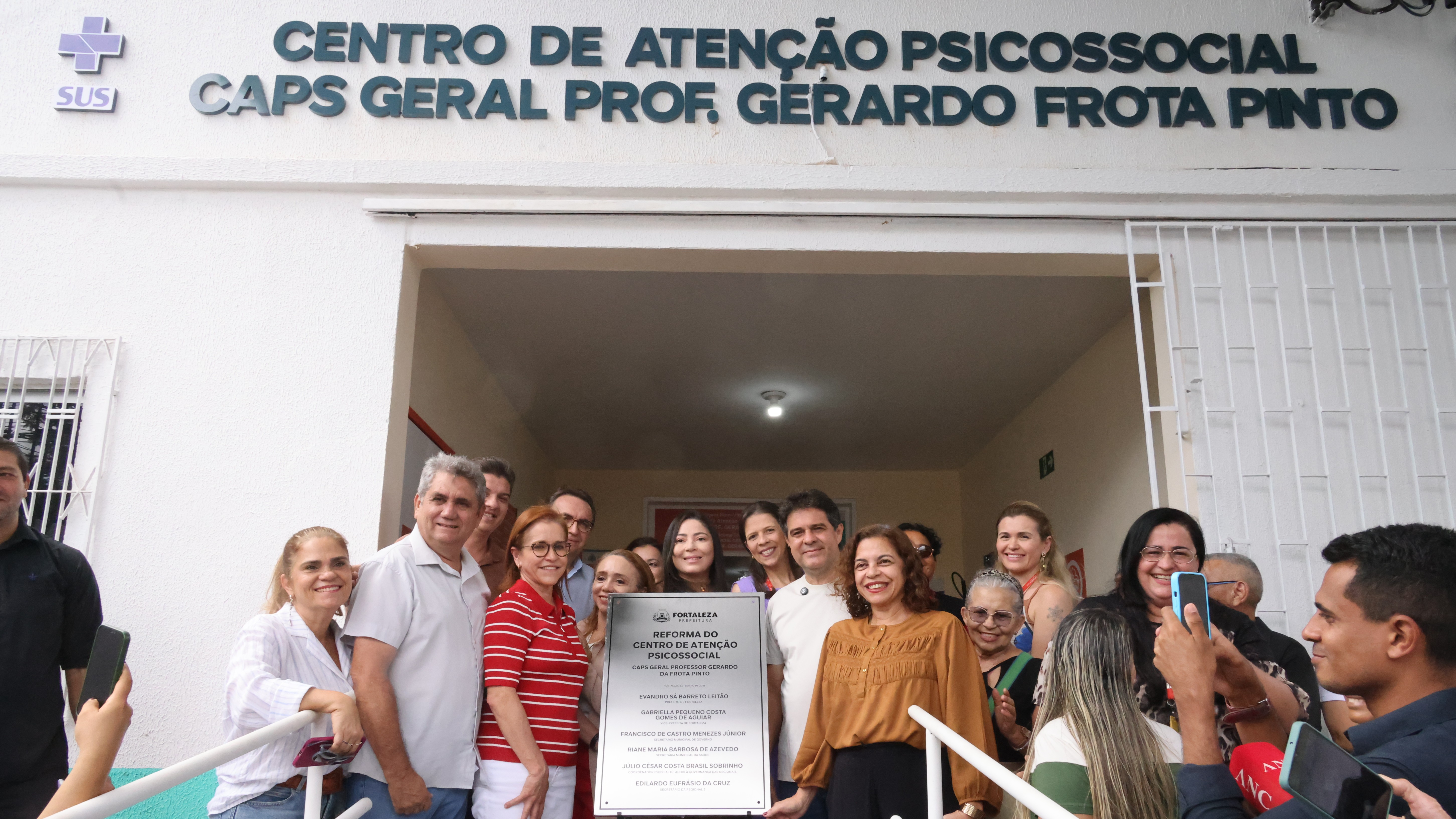 grupo de pessoas posa para a foto